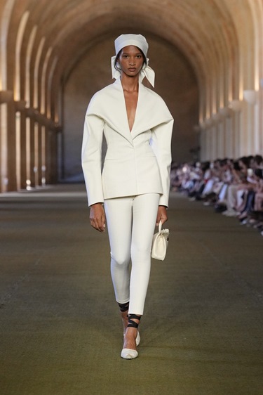 الريف الفرنسي بلمسات معاصرة في مجموعة Jacquemus ربيع 2026